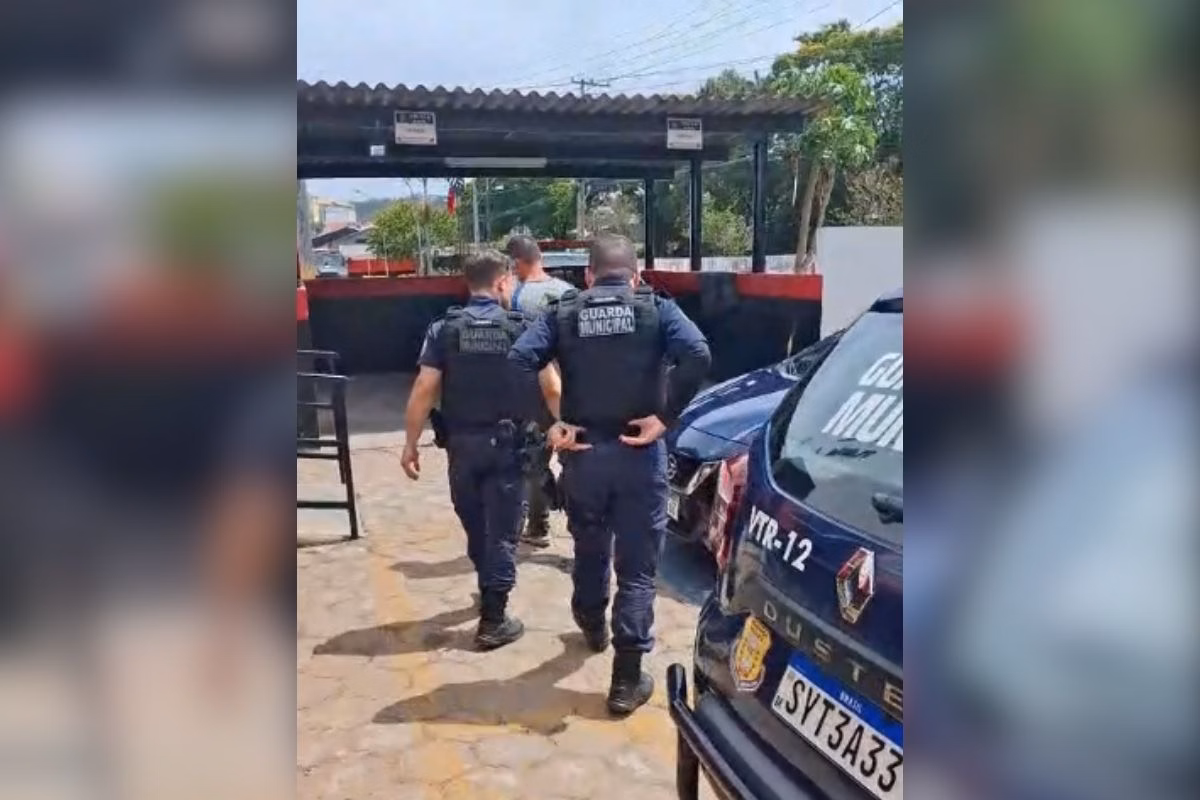 Imagem colorida mostra momento da prisão de homem acusado de agredir pit-bull. Metrópoles