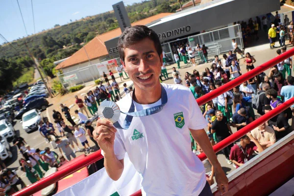 Foto colorida do medalhista brasileiro Caio Bonfim _ Metrópoles