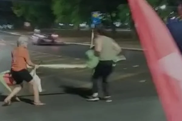 Vídeo: bolsonarista agride idosos em bandeiraço de Lula na Asa Norte