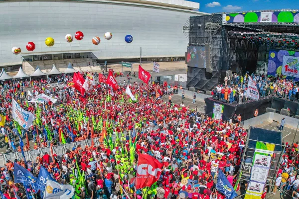 Imagem colorida mostra comício