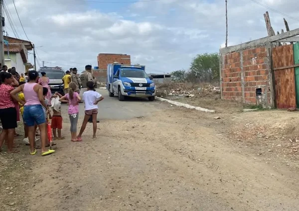 Imagem colorida de casa onde família de ciganos foi encontrada morta - Metrópoles