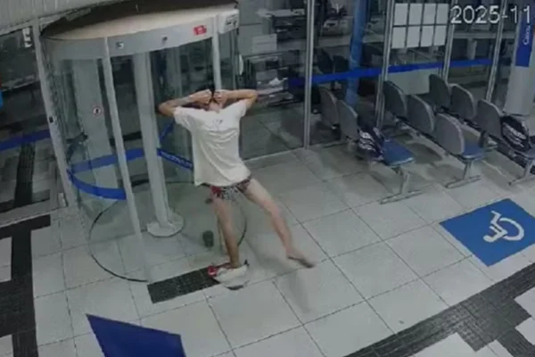 De cueca, ladrão fica preso na porta giratória e acaba preso em MG