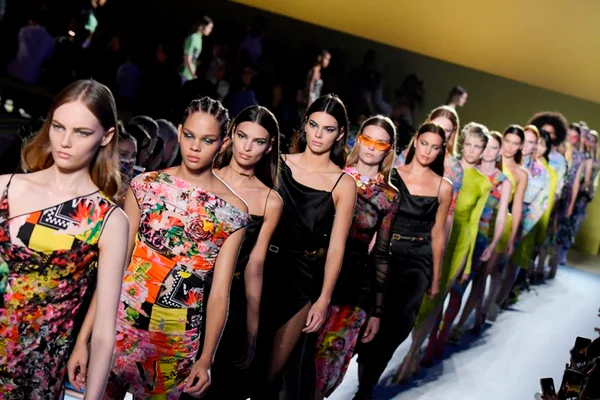 Versace vai desfilar coleção Pre-Fall 2019 pela 1ª vez em Nova York
