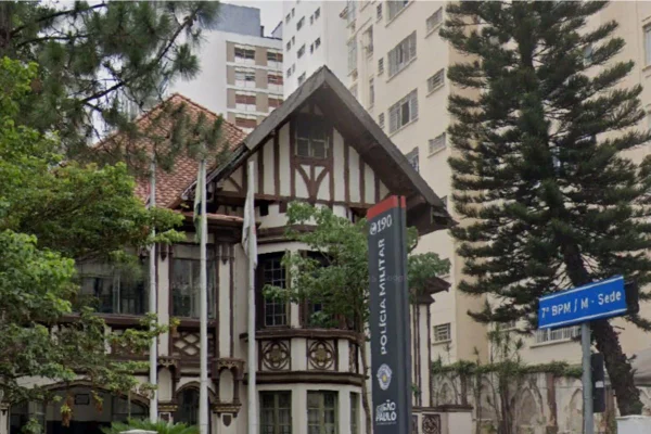 O caso é de 13 de junho deste ano. Registro da ocorrência diz que homem em situação de rua tentou pegar a arma de um dos PMs, mas testemunha desmente - Metrópoles
