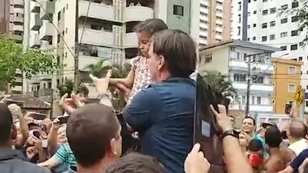Em Praia Grande, Bolsonaro tenta, mas criança não faz “arminha”