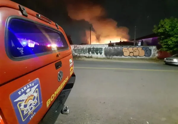 “Achava que era tiro”: homem escapa de incêndio em depósito