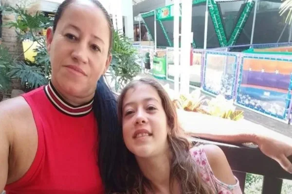 Jovem mata mãe e irmã a facadas enquanto elas dormiam e se entrega