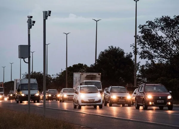 Rodovia monitorada por radares de velocidade, conhecidos como pardais - Metrópoles