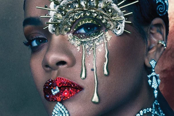Glitter nos lábios e metalizado nos olhos protagonizam o Verão 2017