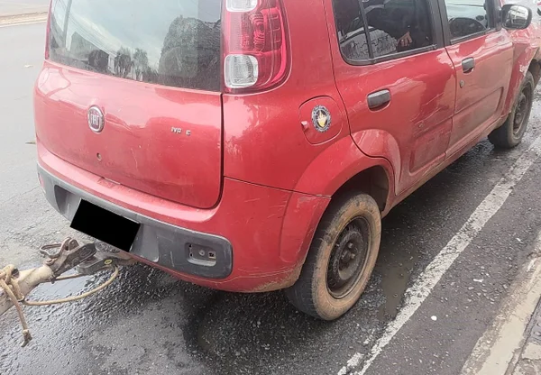 Imagem colorida de carro vermelho parado em pista