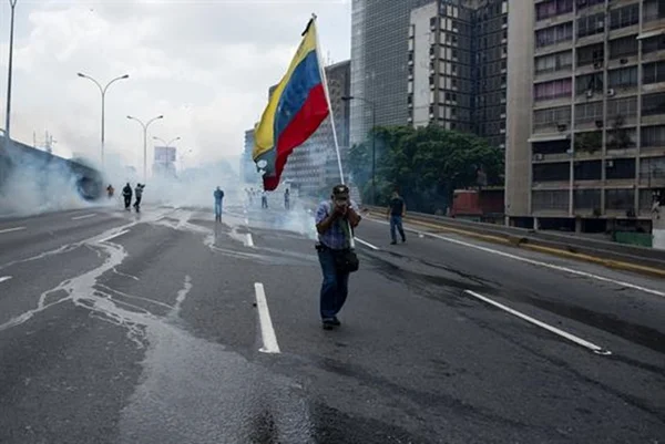 Dois morrem após militares da Venezuela abrirem fogo perto do Brasil