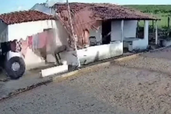 Pneu se solta de carreta, atinge casa e quase causa tragédia - Metrópoles