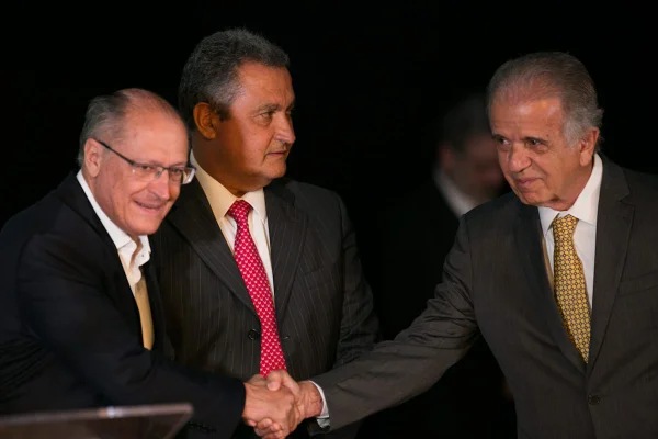 Após Bolsonaro e Villas Boas, indústria bélica homenageará Alckmin e Múcio