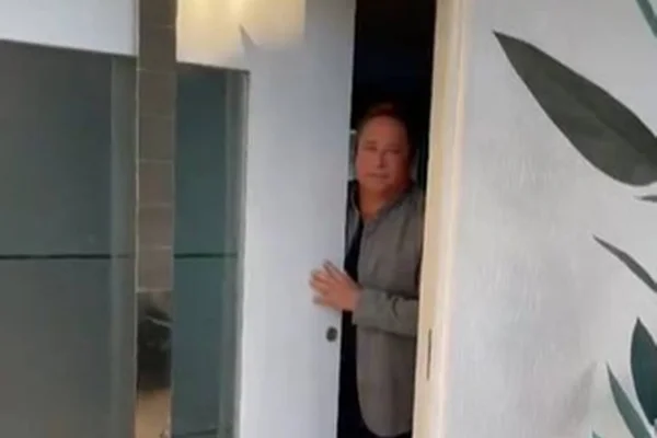 Leonardo ensina a esconder traição com porta “à prova de esposas”