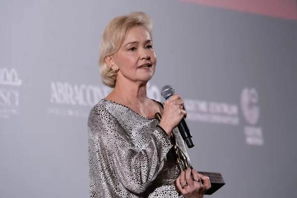 Atriz Julia Lemmertz, é homenageada com troféu Candango durante o 59º Festival de Brasília do Cinema Brasileiro metropoles