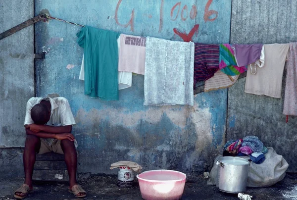 Imagem colorida mostra homem no Haiti - Metrópoles