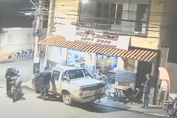 Foto colorida de caminhonete que invadiu calçada e atropelou professor de 70 anos