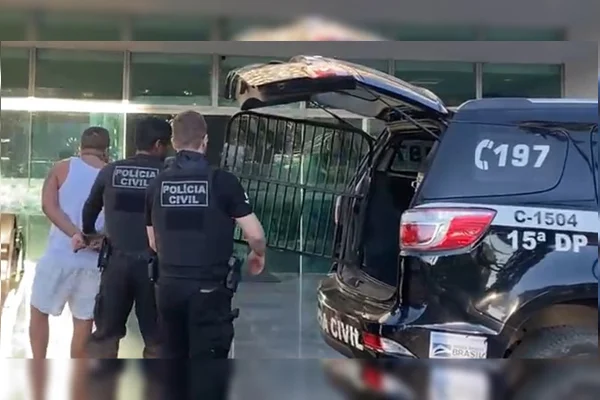 Criminoso ameaça empresário e clientes de distribuidora de bebidas com arma
