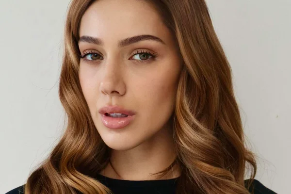 Eduarda Dallagnol posa com seu novo visual - Metrópoles