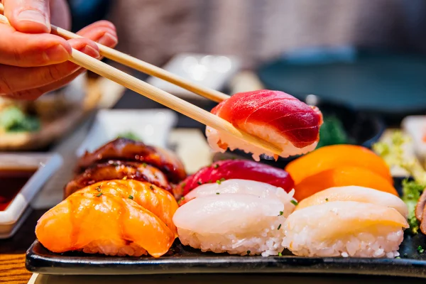 Imagem mostra várias peças de sushi com peixe - Metrópoles