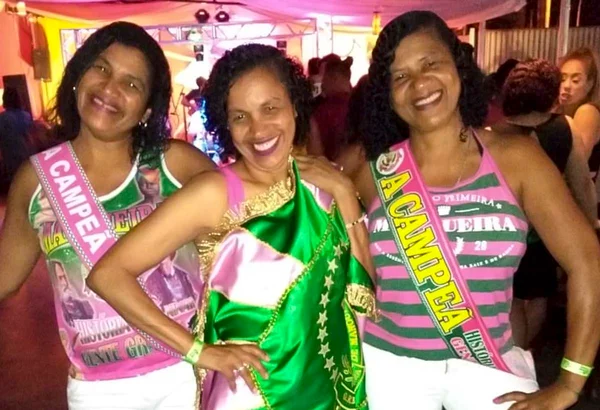 Três mulheres que amam a vida catando esperanças numa noite de samba