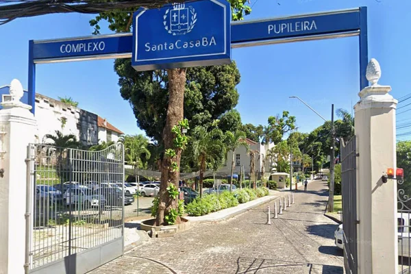 Imagem colorida de Santa Casa, onde cemitério de escravizados pode estar debaixo do estacionamento da propriedade - Metrópoles