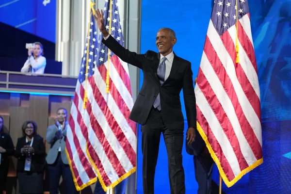 Ex-presidente Barack Obama discursa na Convenção Democrata em apoio a Kamala Harris