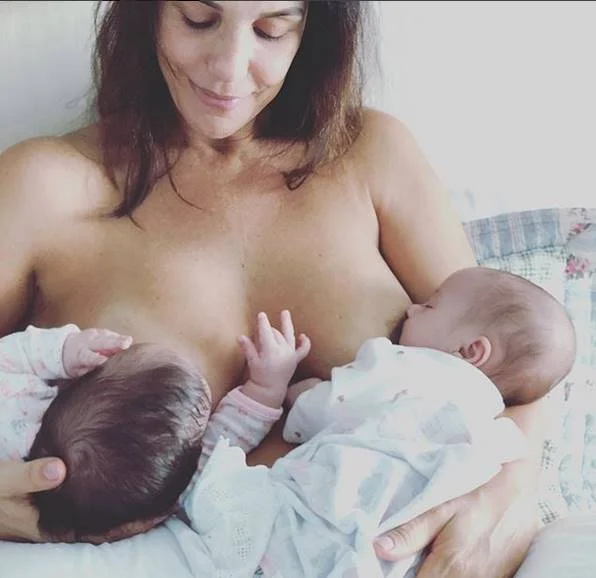 Ivete Sangalo posta foto amamentando gêmeas e homenageia mães