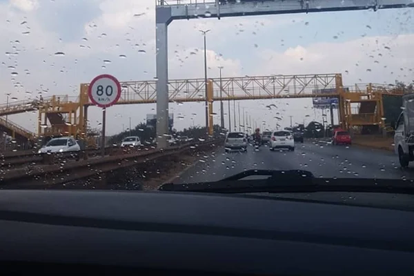 Agora vai! Após recorde de calor, brasilienses registram pingos de chuva. Veja vídeos