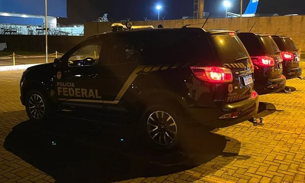 Imagem colorida de viaturas da Polícia Federal (PF)