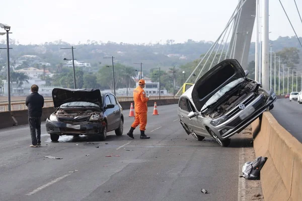 Carro pendurado em mureta