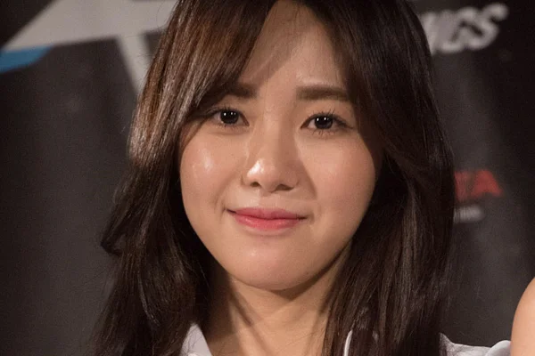 Ídolo do k-pop, Kwon Mina é socorrida após tentativa de suicídio - Metrópoles