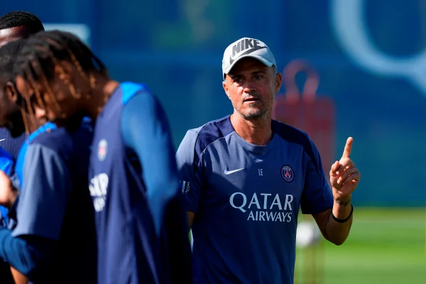Luis Enrique, treinador do Paris Saint-Germain F.C., durante uma sessão de treinamento no PSG Campus em 27 de agosto de 2025 em Poissy, França.