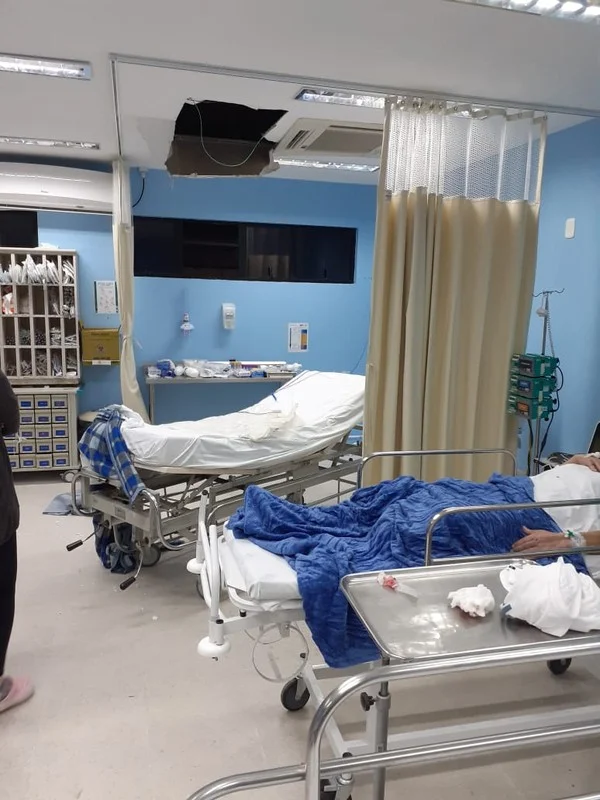Homem quebra teto de hospital e usa sangue para se soltar de algema