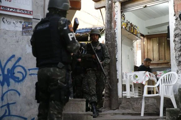 Exército faz ação no Complexo da Maré, no Rio de Janeiro