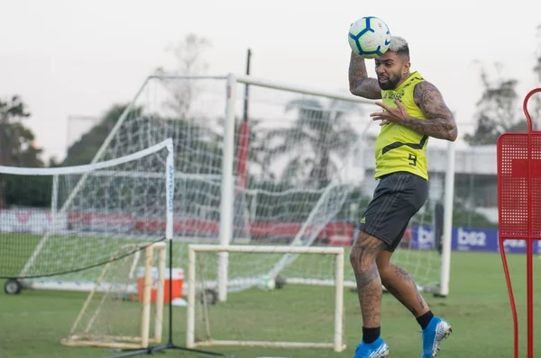 Gabriel treina e deve reforçar o Flamengo contra o Vasco em Brasília