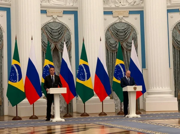 Ao lado de Putin, Bolsonaro defende “paz para o mundo”