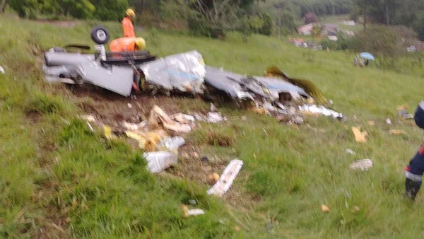 Avião se desintegra no ar e cai em MG; 7 pessoas morreram