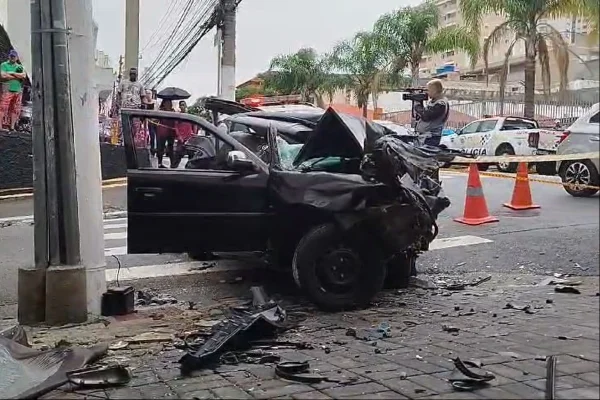 Imagem colorida de carro preto acidentado