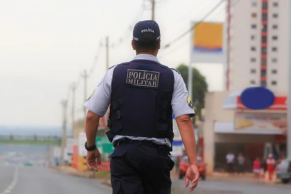 Com coletes à prova de bala vencidos, PMs ameaçam não sair do quartel