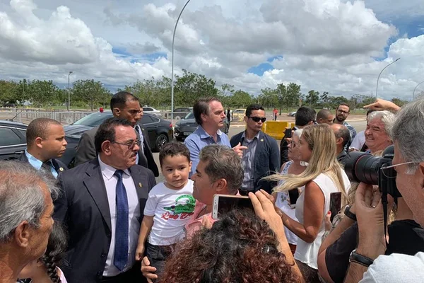 Medicado, Mourão recebe Bolsonaro, que posa para fotos com fãs