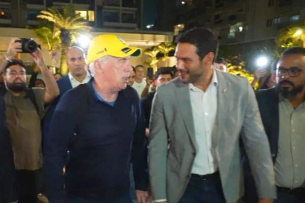 Foto colorida da chegada Carlo Ancelotti - Metrópoles