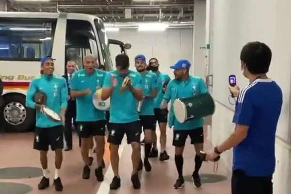 Jogadores brasileiros tocando instrumentos