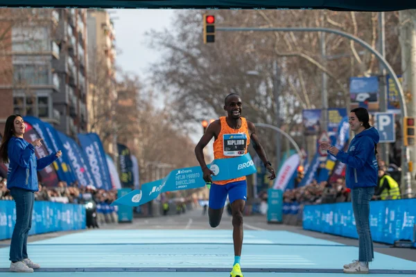Foto colorida de Jacob Kiplimo, recordista das provas de meia maratona - Metrópoles