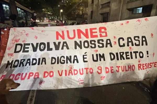 Protesto de moradores após despejo de ocupação no viaduto 9 de julho