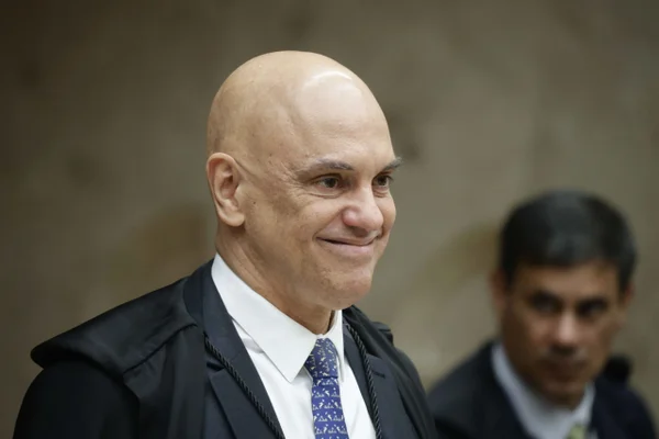 Abracrim pede afastamento cautelar de Moraes após conversas com Vorcaro