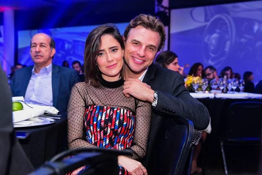 Sensual, Bruna Marquezine rouba a cena com fenda infinita em evento - imagem 5 Sensual, Bruna Marquezine rouba a cena com fenda infinita em evento - imagem 5