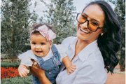 Karol Bernardo, ex de Vinicius Rodrigues, posa com a filha, Olívia