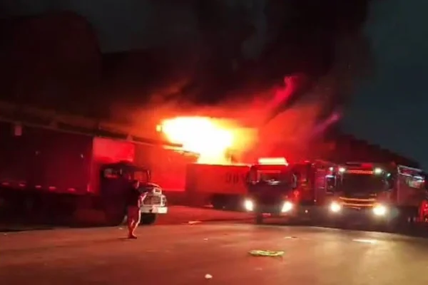 Incêndio atinge Ceasa do Rio de Janeiro e causa destruição