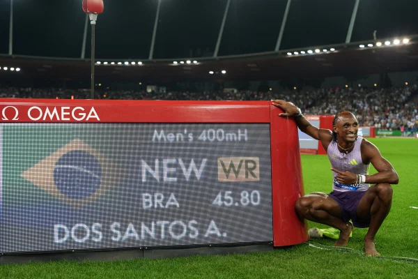 Alison dos Santos ao lado do recorde mundial